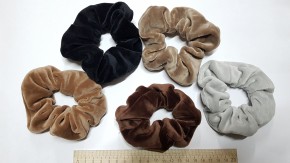 Резинки для волос бархатные купить оптом по низкой цене с доставкой по России и СНГ. Коричневые резинки для волос подойдут на густые волосы