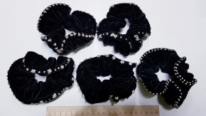 Резинки для волос бархатные со стразами купить оптом по низкой цене с доставкой по России и СНГ. Модные банты для девочек бант на резинке для танцев купить оптом. Бантик с украшением на резинке купить оптом