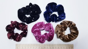 Резинки для волос бархатные купить оптом по низкой цене с доставкой по России и СНГ. Модные банты для девочек бант на резинке для танцев купить оптом. Бантик с украшением на резинке купить оптом