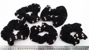 Резинки для волос бархатные чёрные купить оптом по низкой цене с доставкой по России и СНГ. Большие чёрные резинки со стразами