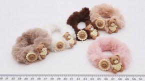 Резинки для волос с мехом оптом красивых кофейных оттенков. Большой выбор заколок и резинок, быстрый сбор заказа и доставка до транспортной компании.