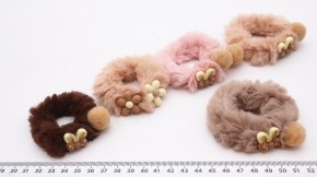 Резинки для волос с мехом оптом красивых кофейных оттенков. Большой выбор заколок и резинок, быстрый сбор заказа и доставка до транспортной компании.