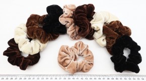 Резинки для волос бархатные купить оптом по низкой цене с доставкой по России и СНГ. Коричневые резинки для волос подойдут на густые волосы