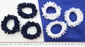 Резинки для волос с рюшей синие оптом. Плотные резинки белые и синие для школы по привлекательной цене с быстрой доставкой