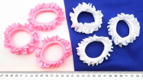 Резинки для волос с рюшей синие оптом. Плотные резинки белые и синие для школы по привлекательной цене с быстрой доставкой