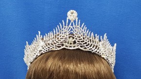 Диадема купить оптом по низкой цене с доставкой по России и СНГ. Красивая серебряная диадема для выпускного и праздника.