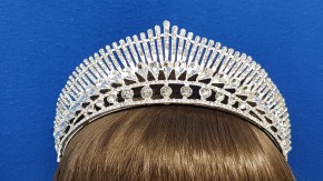 Диадема купить оптом по низкой цене с доставкой по России и СНГ. Красивая серебряная диадема для выпускного и праздника.