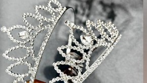 Диадема купить оптом по низкой цене с доставкой по России и СНГ. Красивая серебряная диадема для выпускного и праздника.