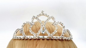 Диадема купить оптом по низкой цене с доставкой по России и СНГ. Красивая серебряная диадема для выпускного и праздника.