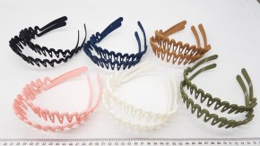 Ободки для волос черные купить оптом по низкой цене. Хорошо держится на волосах за счет зубчиков, материал каучуковый, очень прочный. Аксессуар для волос подойдет как мужчинам, так и женщинам