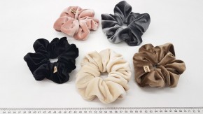 Резинки для волос бархатные купить оптом по низкой цене с доставкой по России и СНГ. Коричневые резинки для волос подойдут на густые волосы