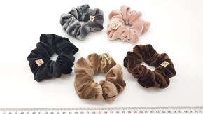 Резинки для волос бархатные купить оптом по низкой цене с доставкой по России и СНГ. Коричневые резинки для волос подойдут на густые волосы