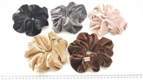 Резинки для волос бархатные купить оптом по низкой цене с доставкой по России и СНГ. Коричневые резинки для волос подойдут на густые волосы