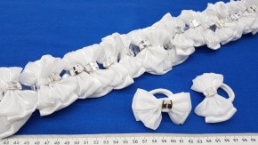 Бант на резинке белый атлас органза жемчуг купить оптом по низкой цене с доставкой по России и СНГ. Модные банты с жемчугом для девочек бант на резинке с кружевом для танцев купить оптом