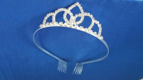 Диадема купить оптом по низкой цене с доставкой по России и СНГ. Красивая серебряная диадема для выпускного и праздника.
